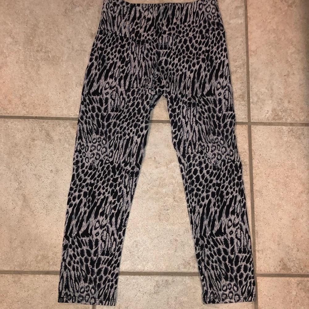 Onzie XS animal print cheetah Capri leggings